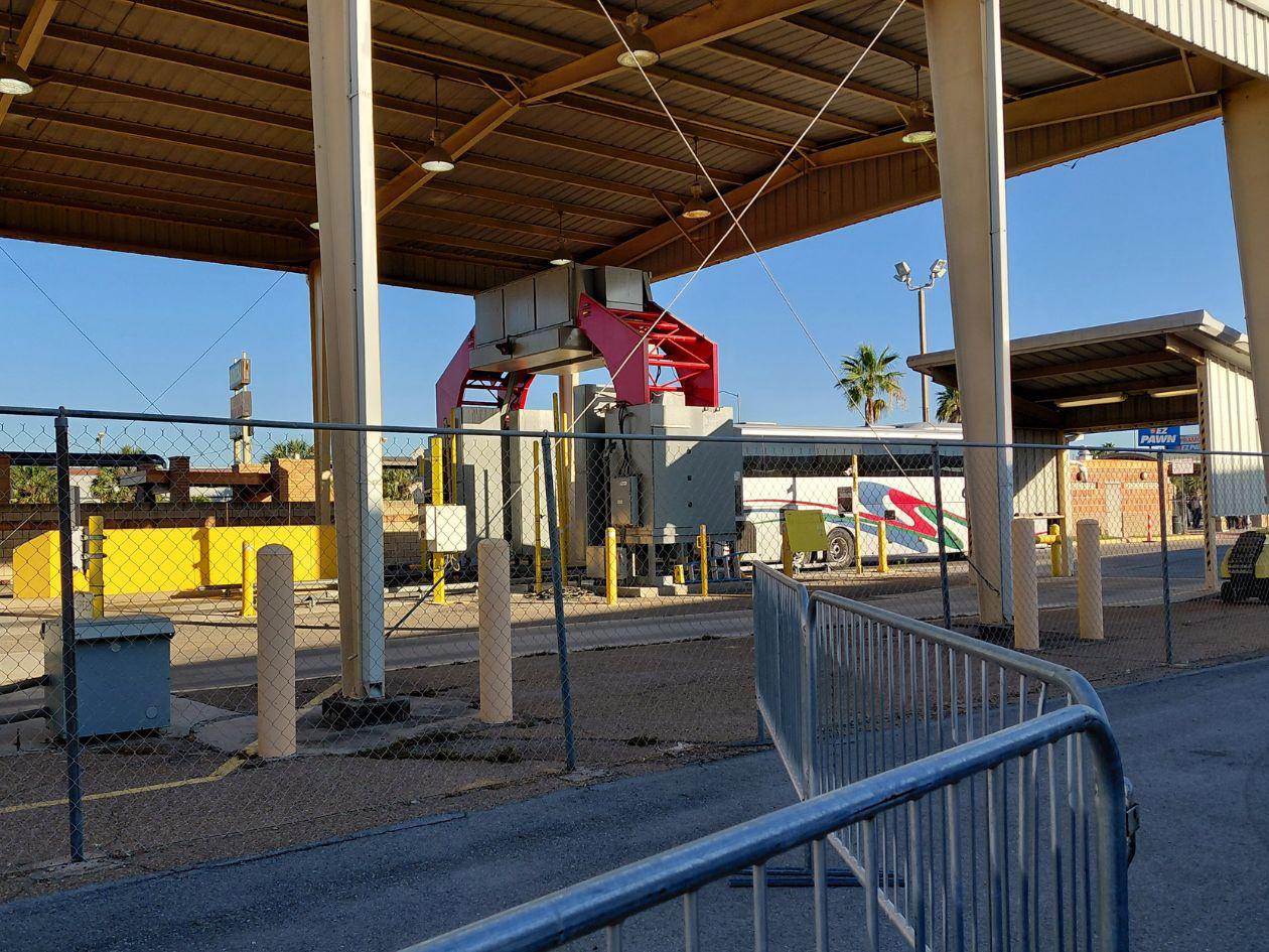 Un bus que entró a Estados Unidos por el puerto de Hidalgo pasa por una enorme máquina de rayos equis.