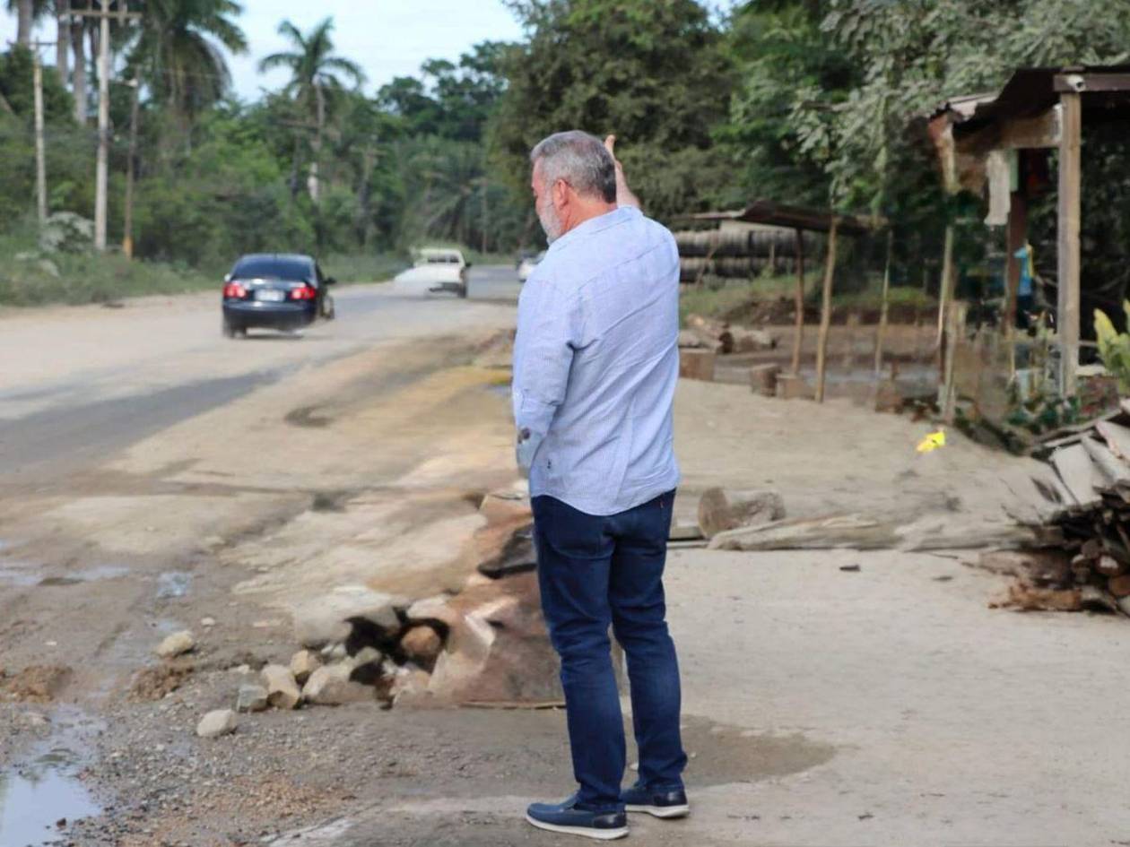 Roberto Contreras y Octavio Pineda se disputan reparación de carretera