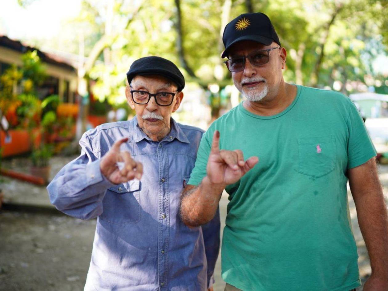 El Dr. Carlos Alfonso Bennaton acude temprano a ejercer el sufragio