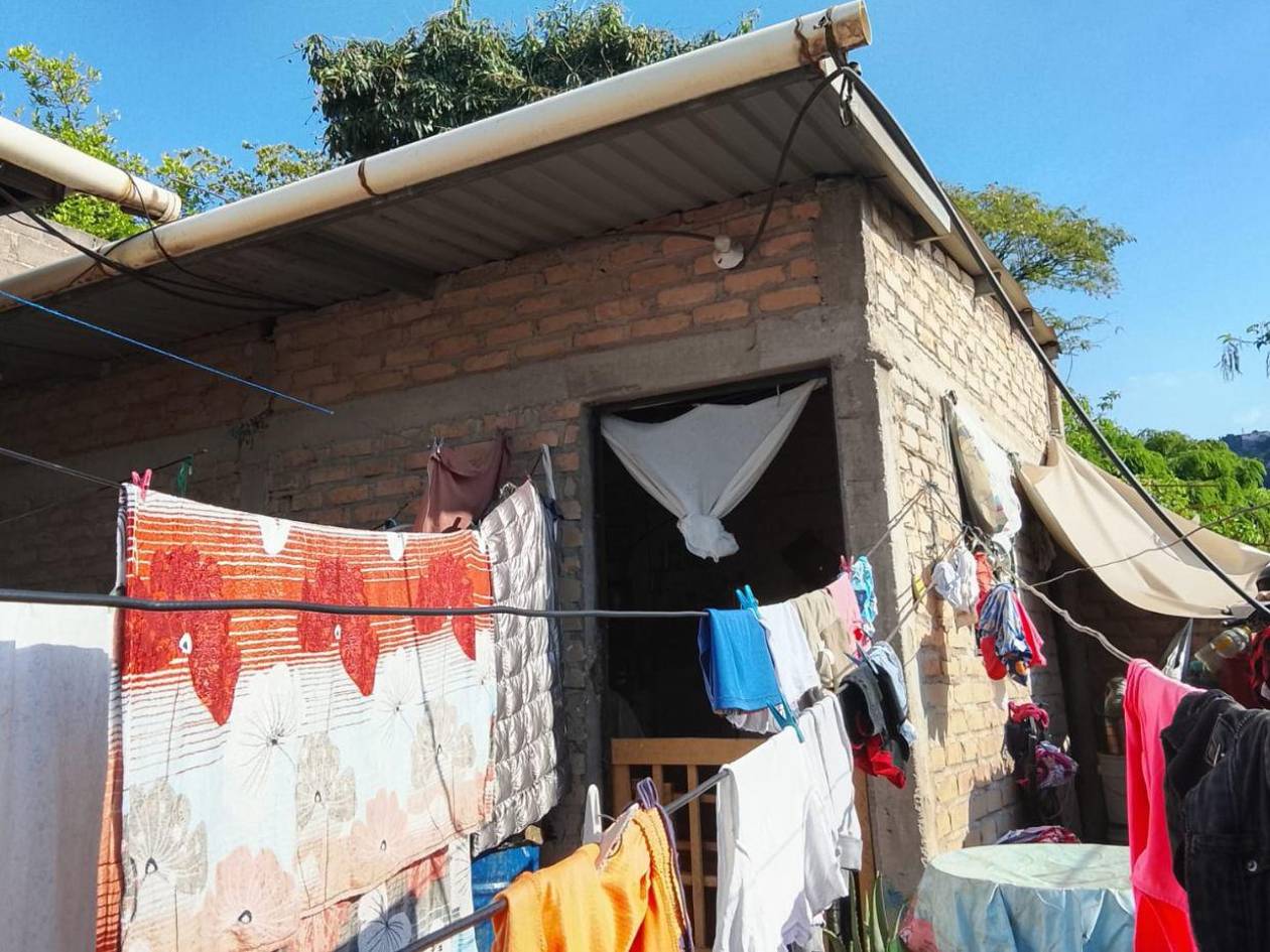 Esta es la vivienda que alquila Glenda en la colonia Villa Nueva de la capital. La joven paga 2,000 lempiras mensuales por un cuarto de 4x4 metros cuadrados.