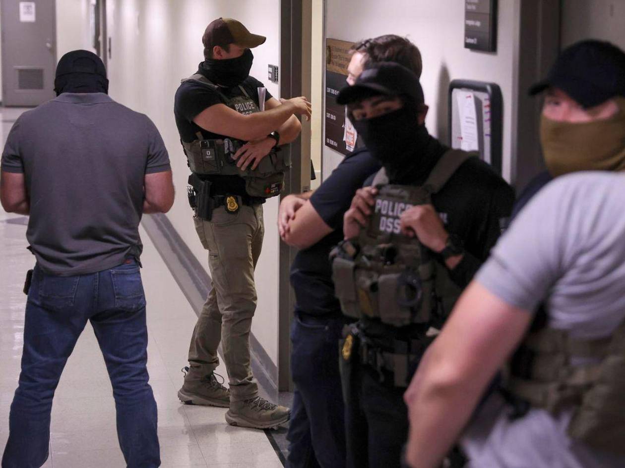 Despiden a agente de ICE que tiró al suelo a inmigrante en corte de Nueva York