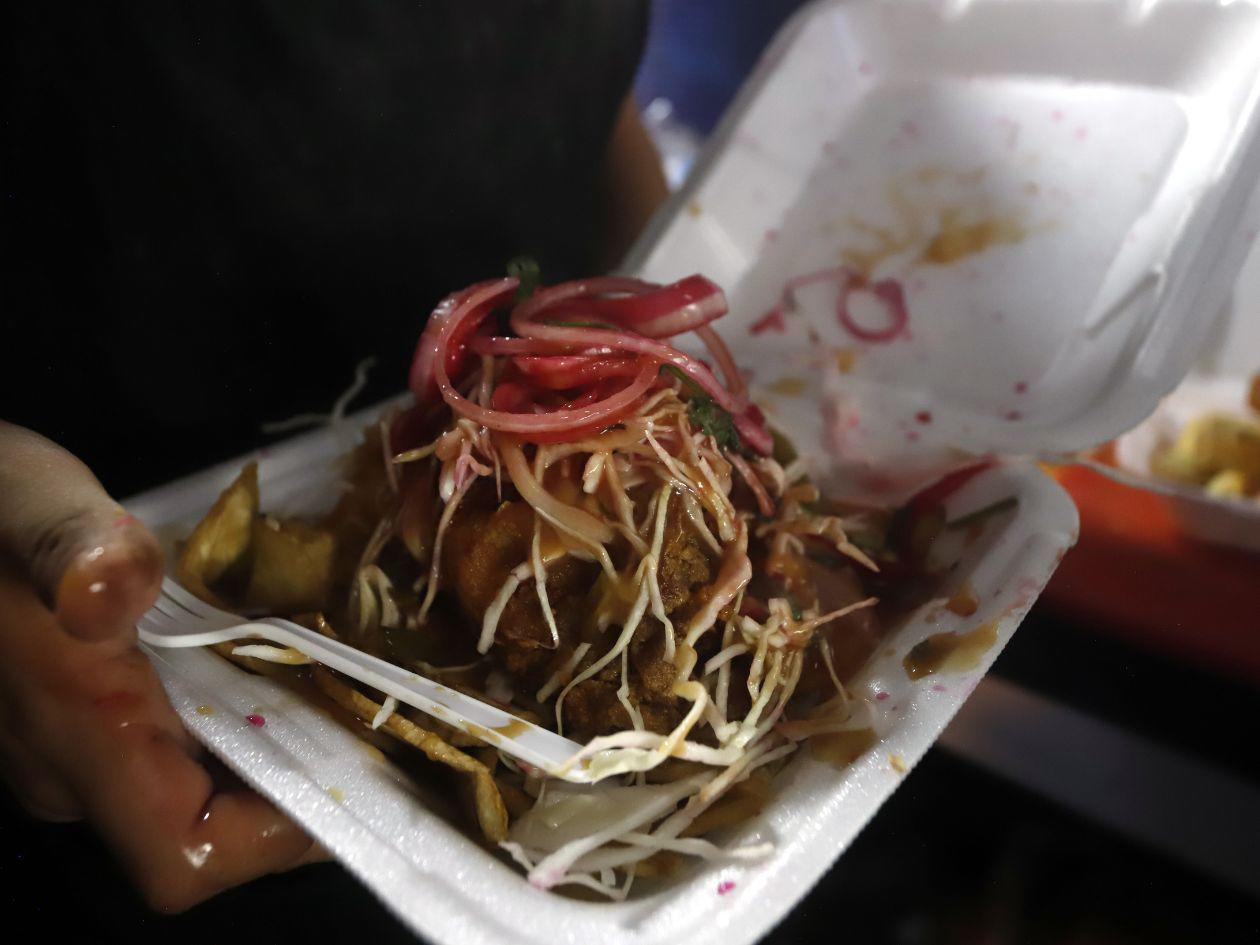 El pollo con tajadas es uno de los platillos típicos más representativos y populares de San Pedro Sula