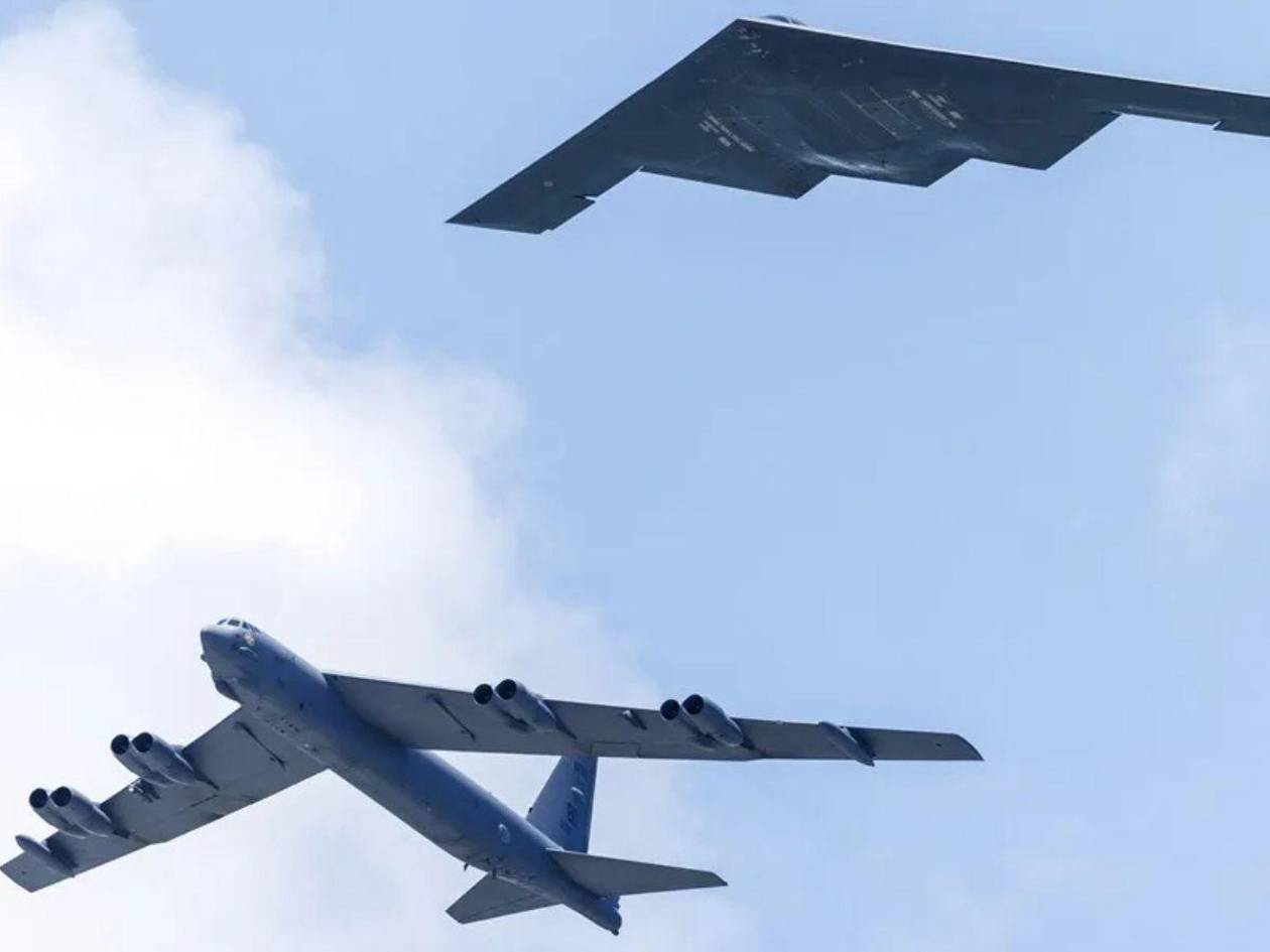 Vuelo comercial esquiva a bombardero de EEUU con maniobra agresiva