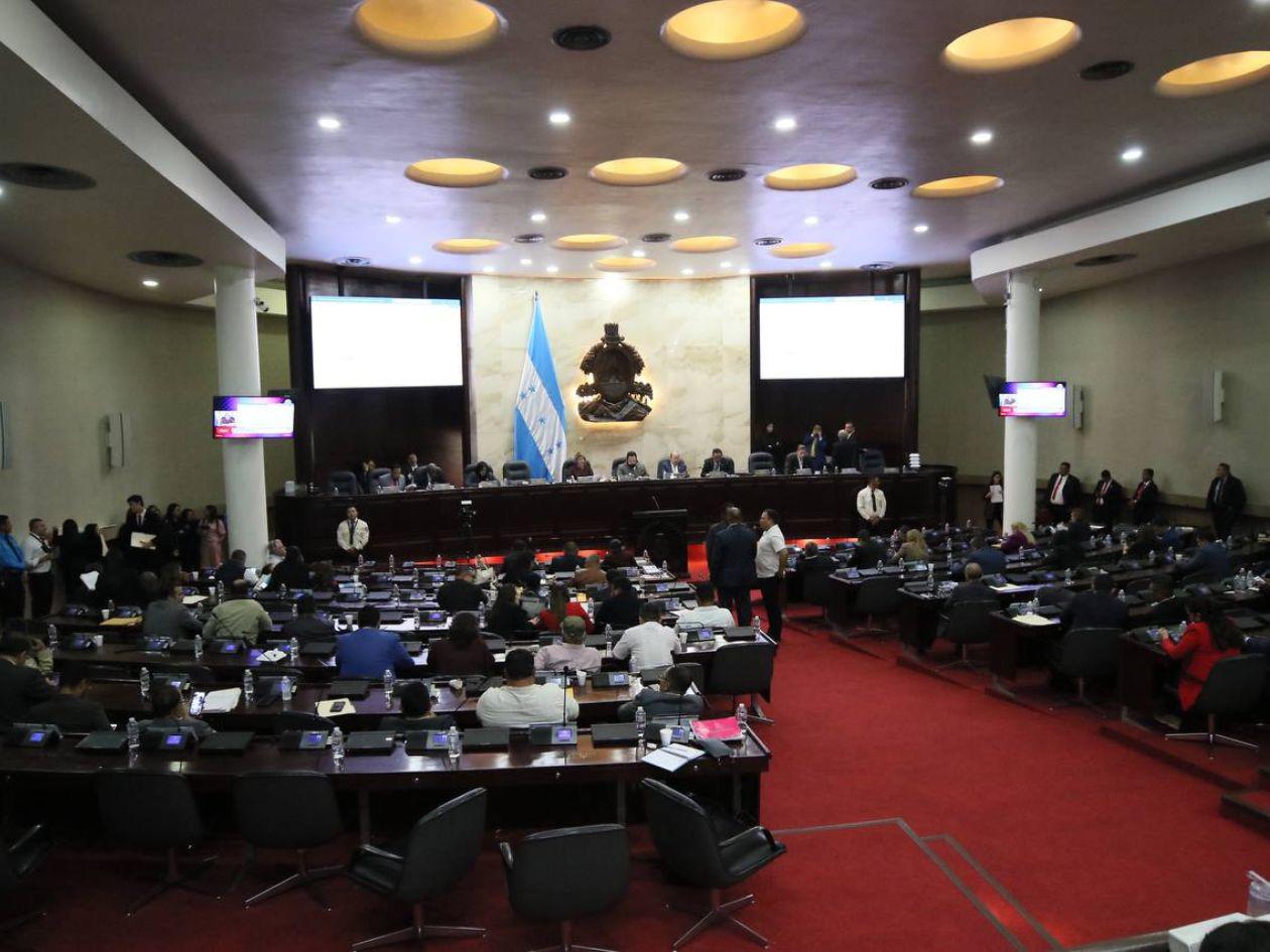 Más de 40 días sin sesiones y diputados solo regresarán para el bono pescado