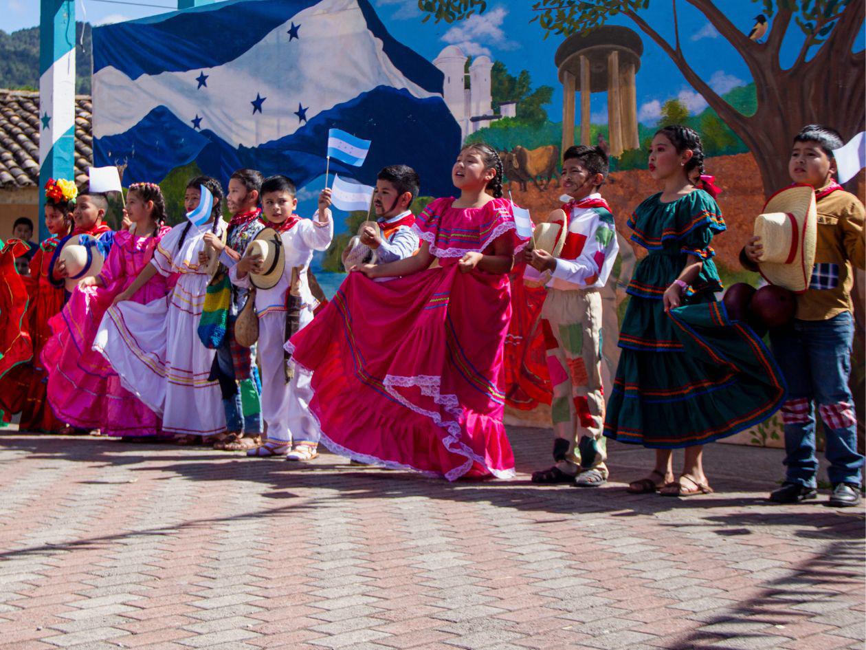 Fiesta cultural: Estudiantes reviven el “Canto de Jilgueros” en Lempira