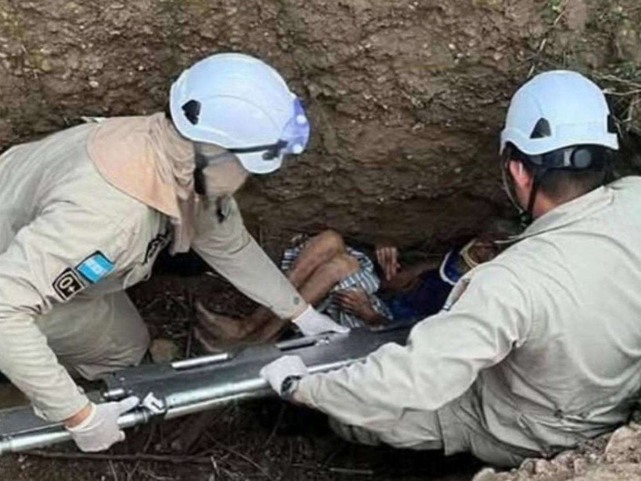 Anciana cae en fosa séptica y es rescatada 24 horas después