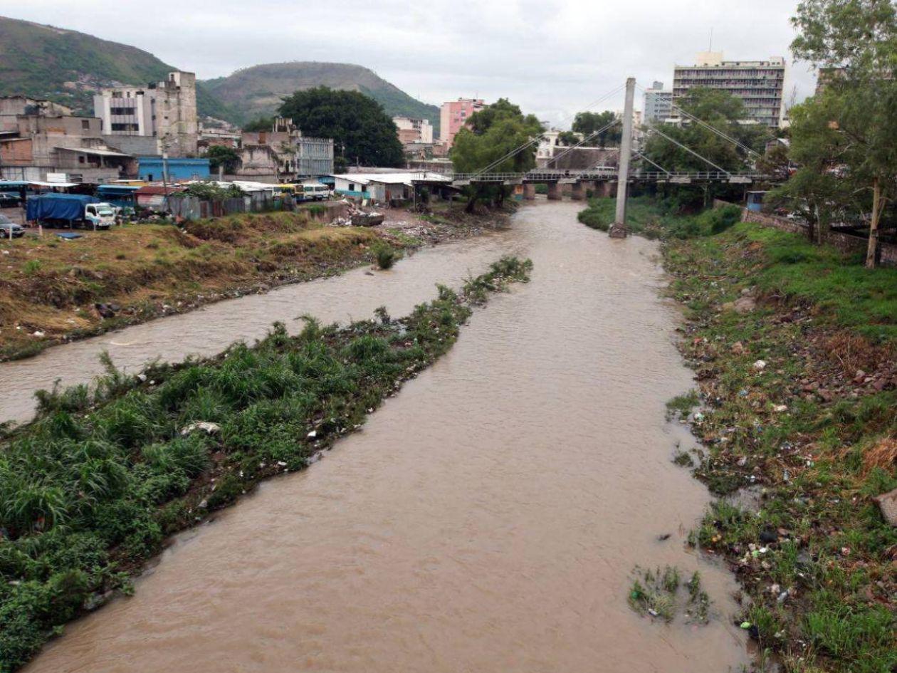 Este video que muestra un río desbordado no es en Honduras, sino en México