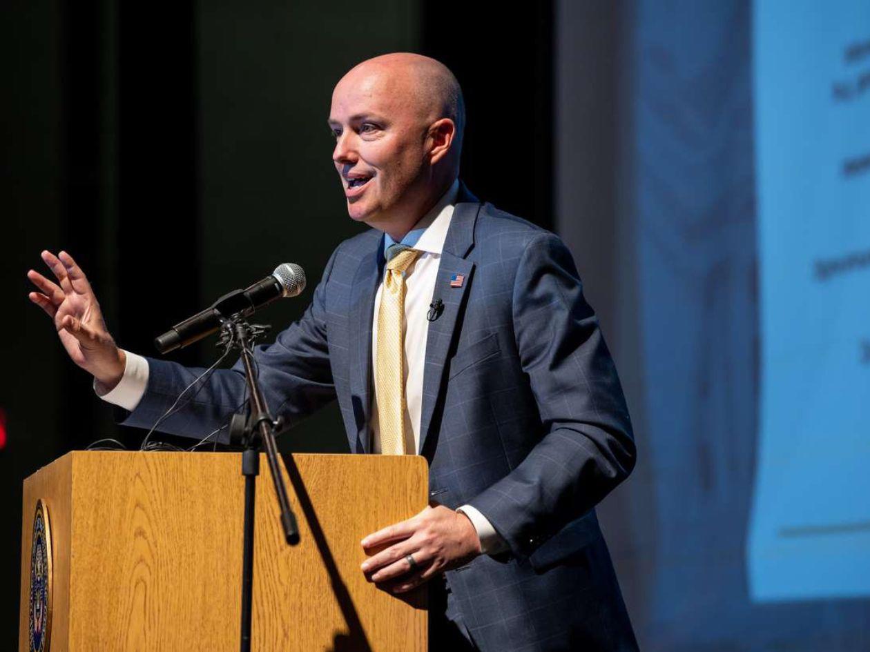 Las redes sociales son un cáncer, dice Spencer Cox tras crimen de Charlie Kirk