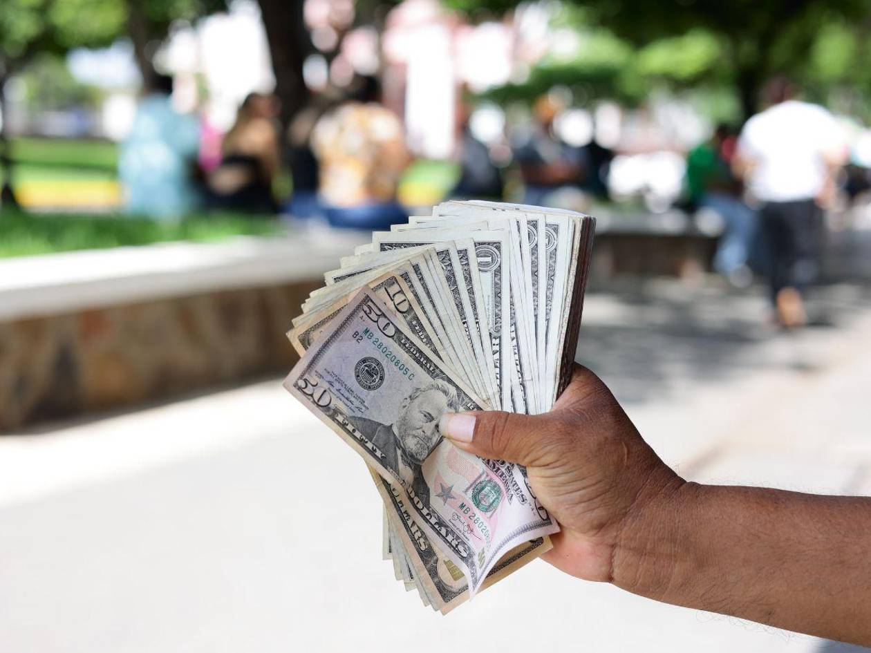 Pese a ley, empresas siguen cobrando servicios con base en el dólar