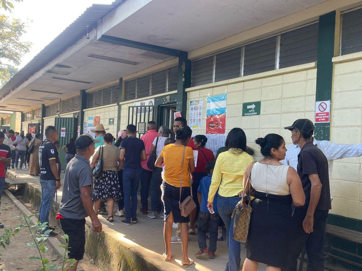 En Tocoa, los centros de votación los abrieron una hora después