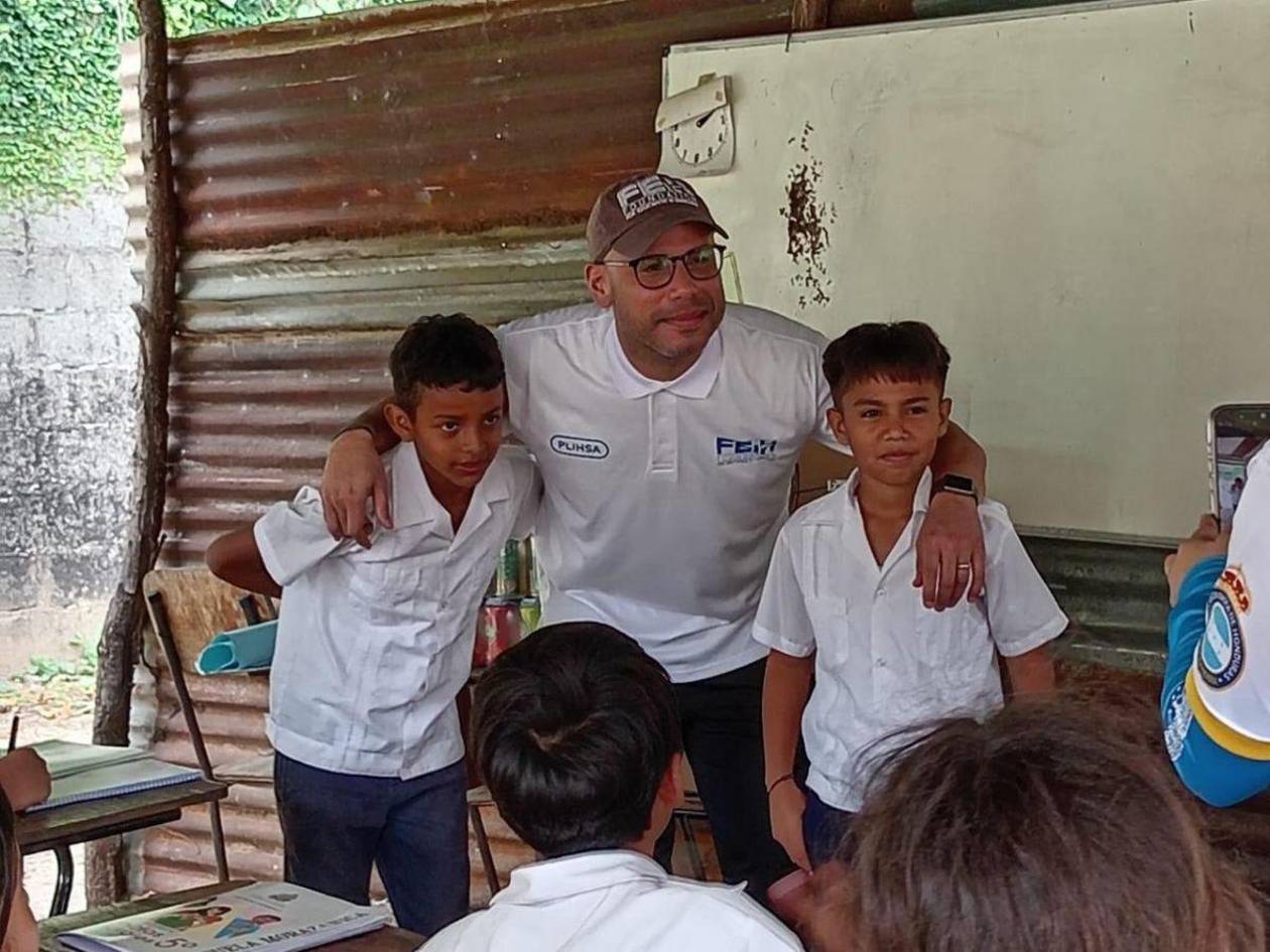 Ramiro Ocasio: el hondureño que construye escuelas sin límites