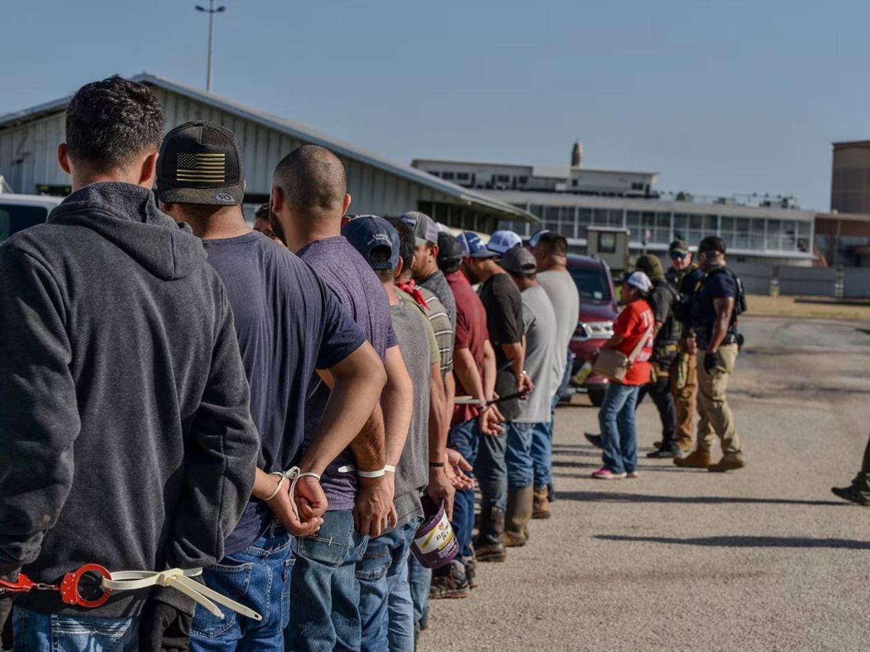 Las redadas migratorias ponen en jaque a granjas, fábricas y construcciones en EEUU