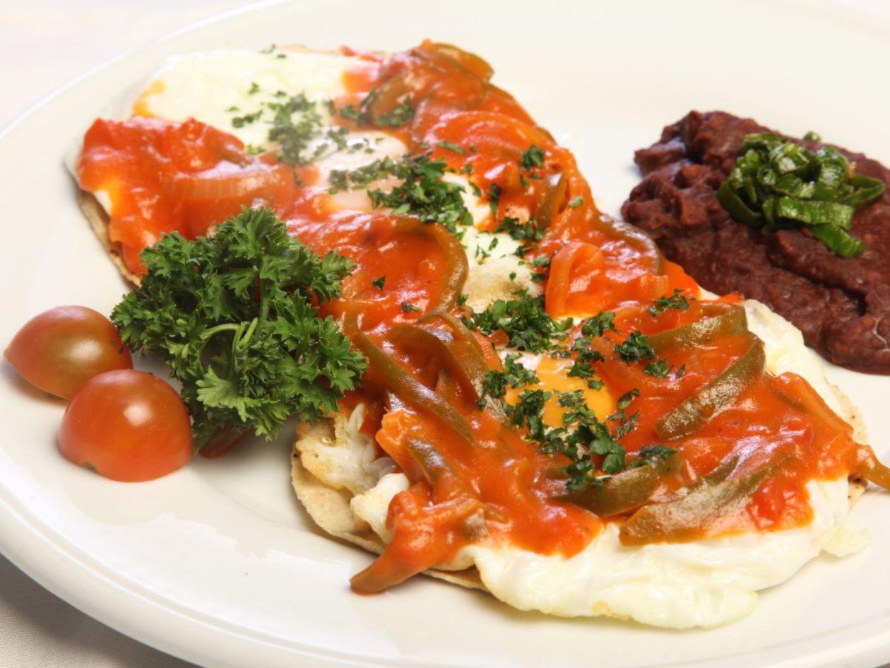 Huevos rancheros a la hondureña