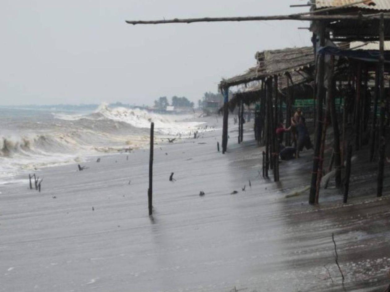 Emiten alerta verde por alto oleaje en la costa del Pacífico de Honduras