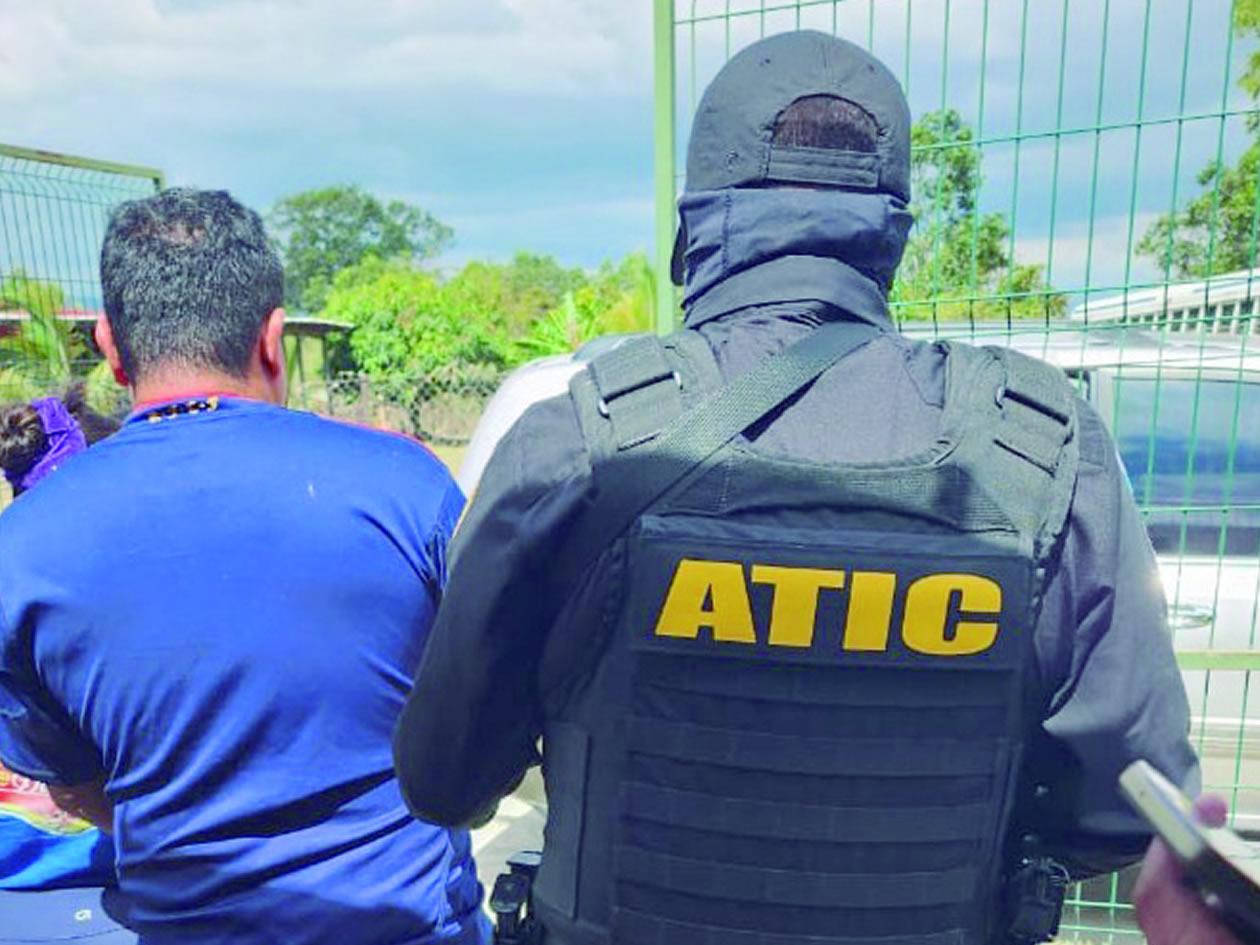 Dos policías activos capturados por la Atic