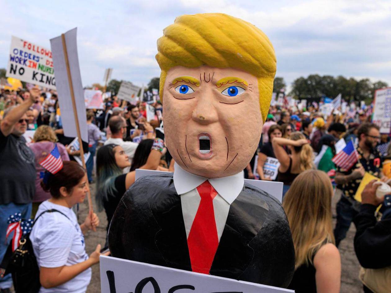 Miles de personas en todo EEUU protestan contra Trump: No queremos Reyes
