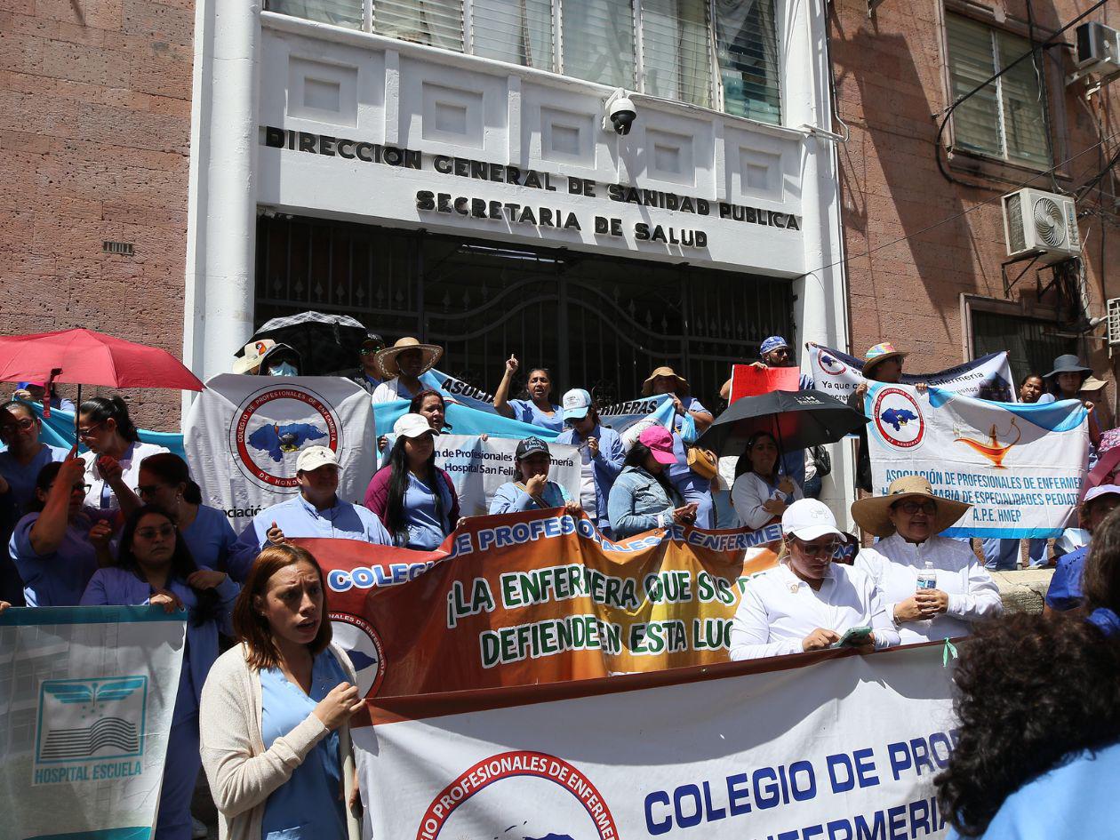 Enfermeras presionan con dejar hospitales e irse a la calle
