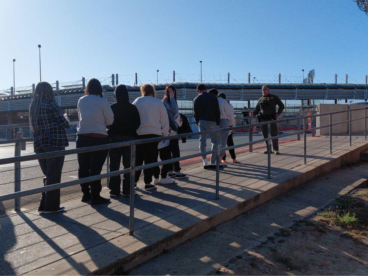 Grupo de migrantes de Venezuela y Cuba cuando eran repatriados por el puente internacional de Hidalgo a Reynosa, México.