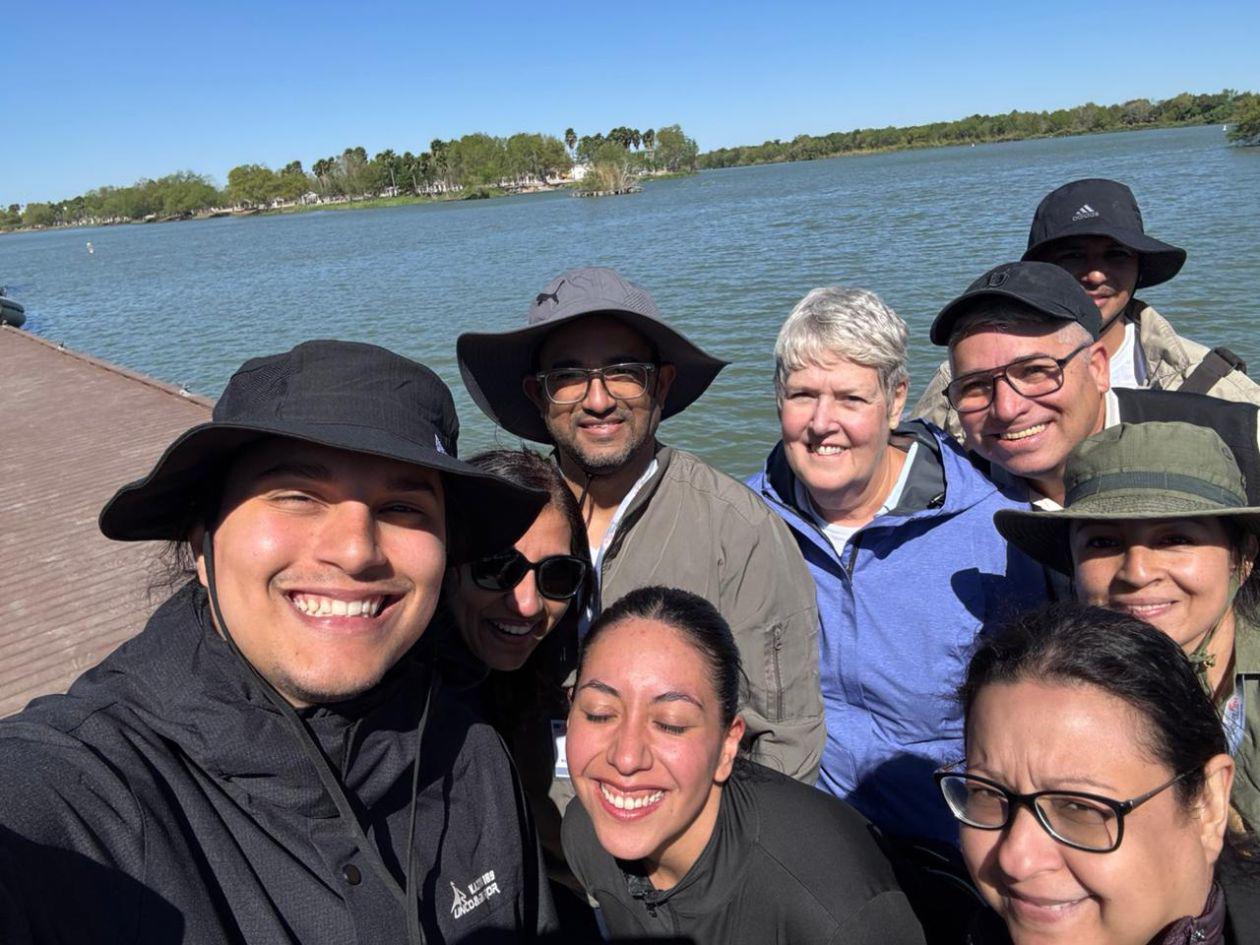 Lynne Walker acompaña a un grupo de periodistas de República Dominicana, México y Honduras durante un Programa de Cobertura de Inmigración en el Valle del Río Grande en marzo de 2026.