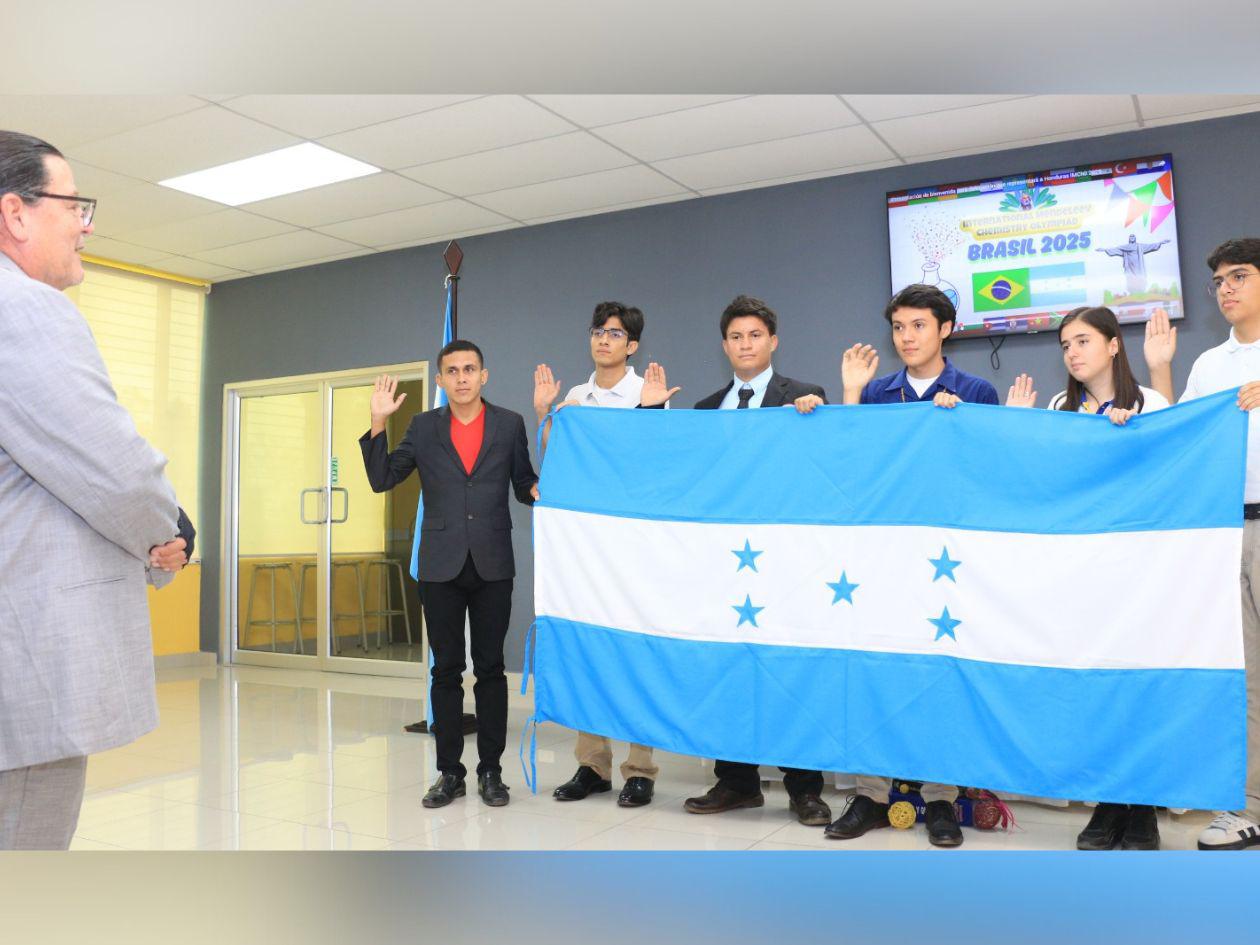 Cinco genios de la química de Honduras van a olimpiada mundial en Brasil