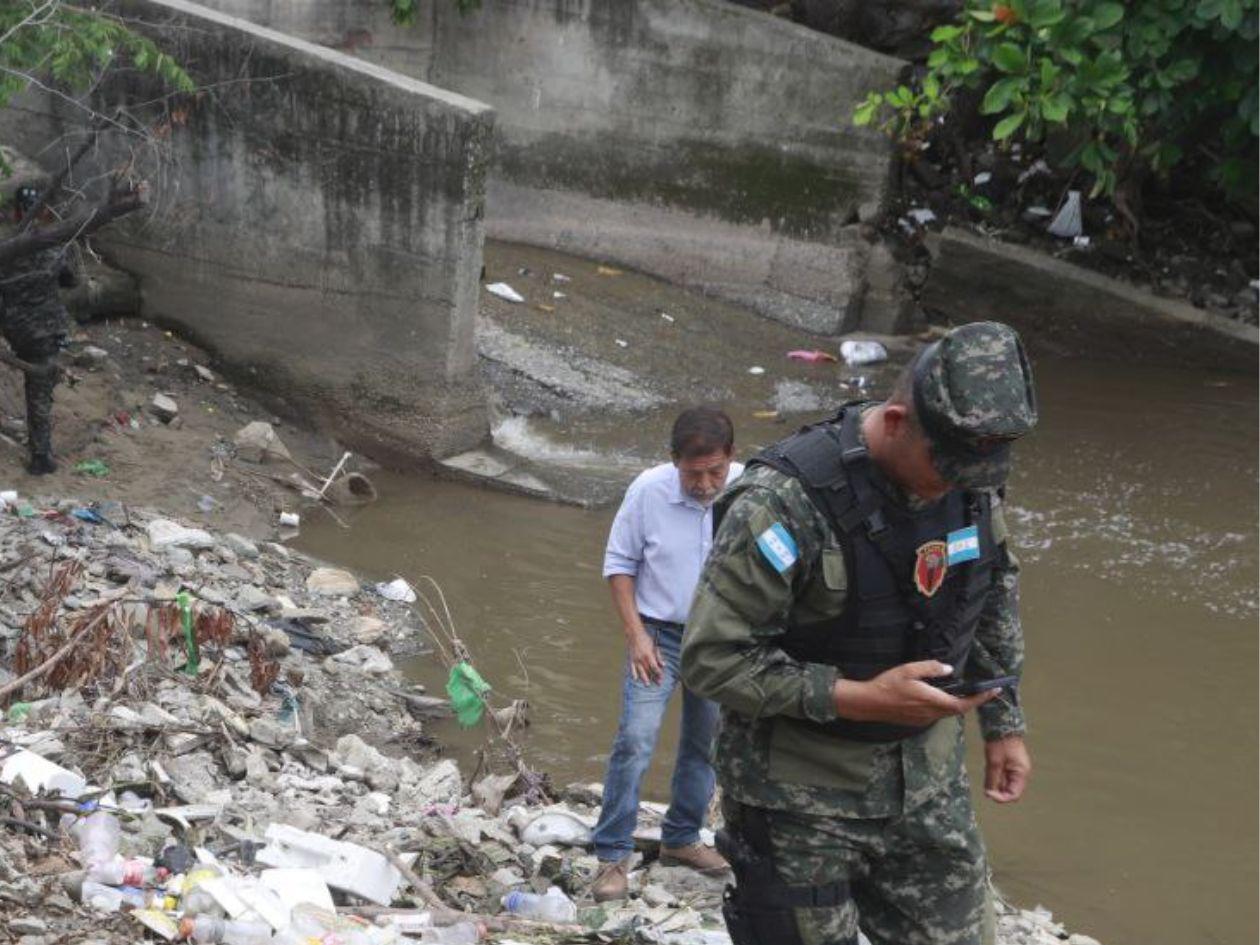 Así desemboca el embaulado al final del canal Sunseri, un pestilente y contaminado quinel que atraviesa de norte a sur barrios como Cabañas y Cabañitas.