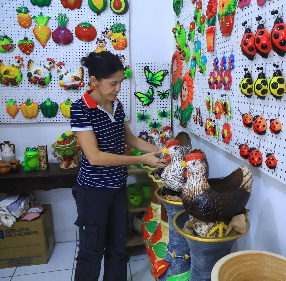 Las artesanías también ocupan un lugar especial en la Plaza Típica,