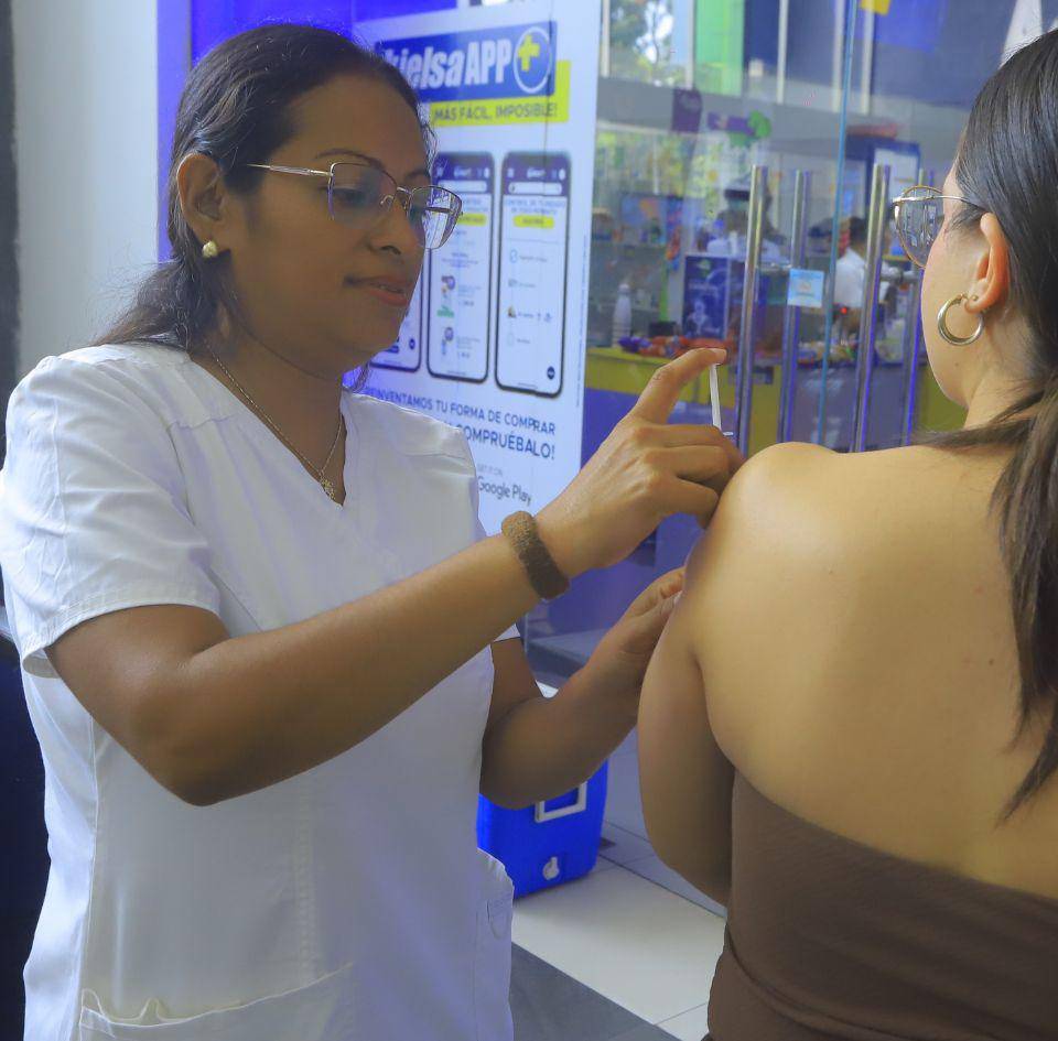 Esta joven acudió para aplicarse la dosis y prevenir la enfermedad.