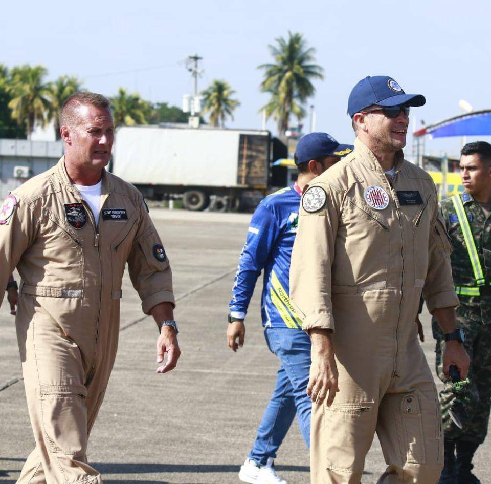 Los pilotos Scott Farnsworth, Artur Kielak de Estados Unidos.