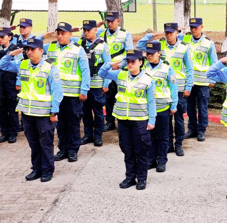 Uniformados de la Policía Nacional, listos para resguardan a los visitantes.