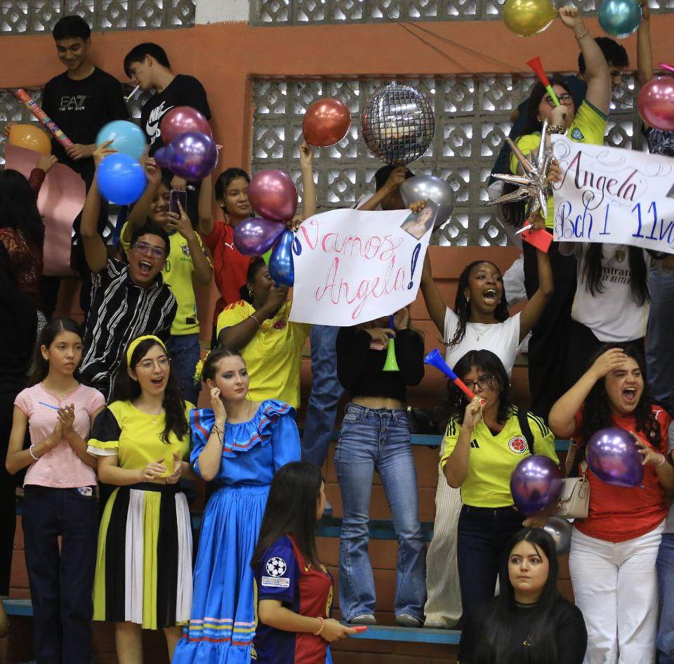 Alegría, gritos, emociones, pancartardas de apoyo por parte de los estudiantes a sus representante de aula.