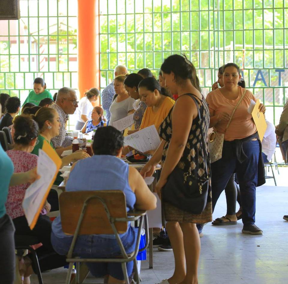 La falta de recursos para uniformes, útiles y otros gastos escolares figura entre las principales causas de la baja matrícula, según Educación.
