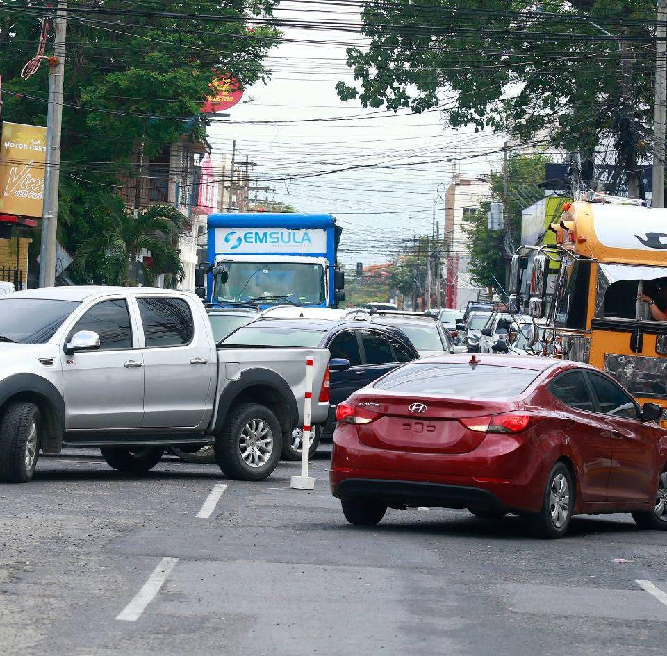 Los cierres han provocado un intenso tráfico vehicular en las vías alternas