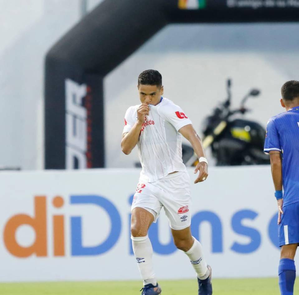 Carlos Pineda celebrando el gol que abrió el marcador en el Victoria vs Olimpia,