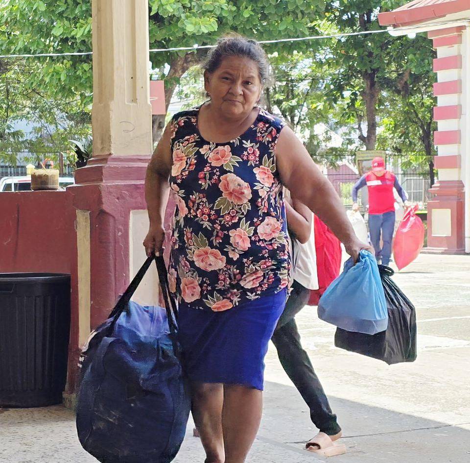 Damnificados como la señora de la imagen se resguardan en un centro educativo del casco urbano de El Progreso mientras las aguas bajan.