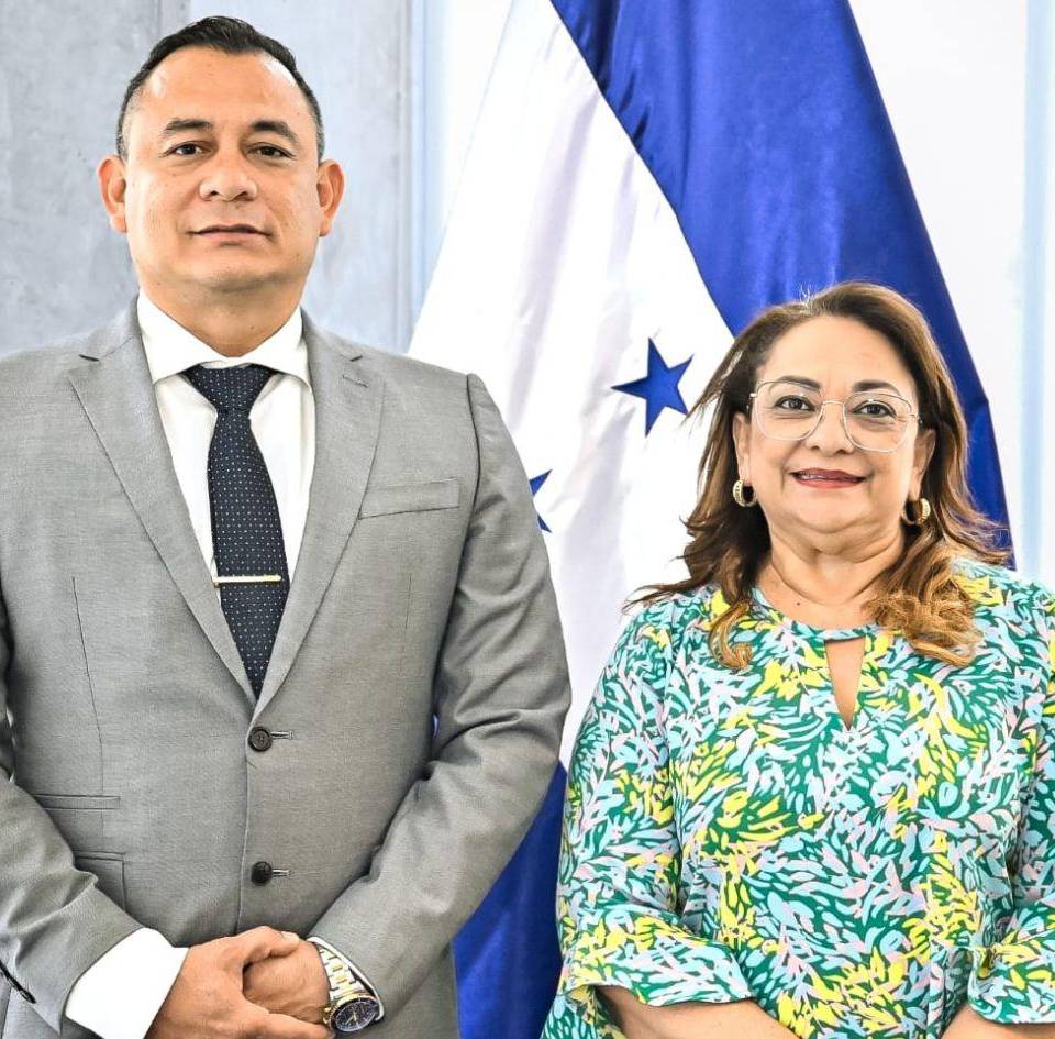 Alianza por la educación en Cortés: La ministra de Educación, Dra. Ivette Arely Argueta Padilla, junto al director departamental de Cortés, Lic. Rafael Rodríguez,