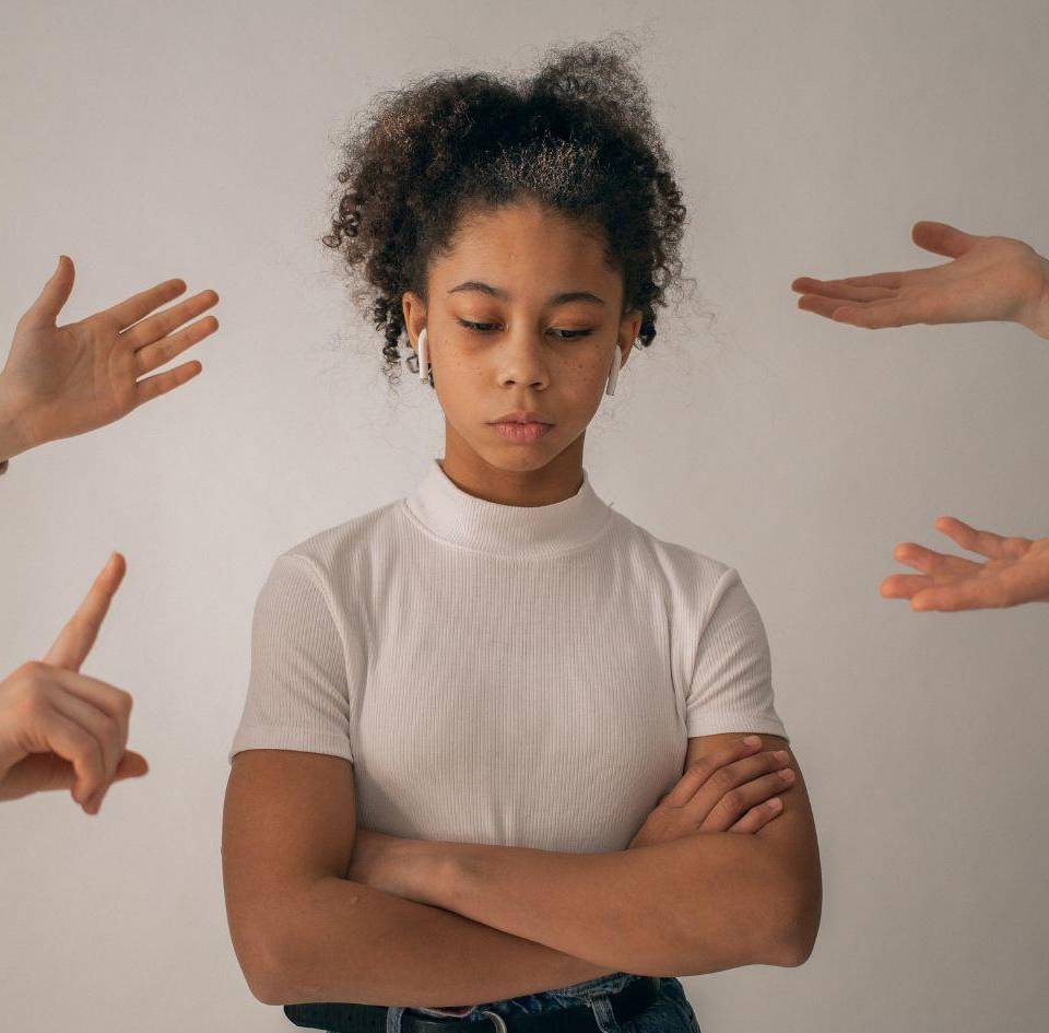 El Trastorno Dismórfico Corporal (TDC) es una condición silenciosa que atrapa a quienes lo padecen en una lucha constante contra su propio reflejo. Aunque los demás apenas noten algún detalle, la persona lo percibe como un defecto intolerable.