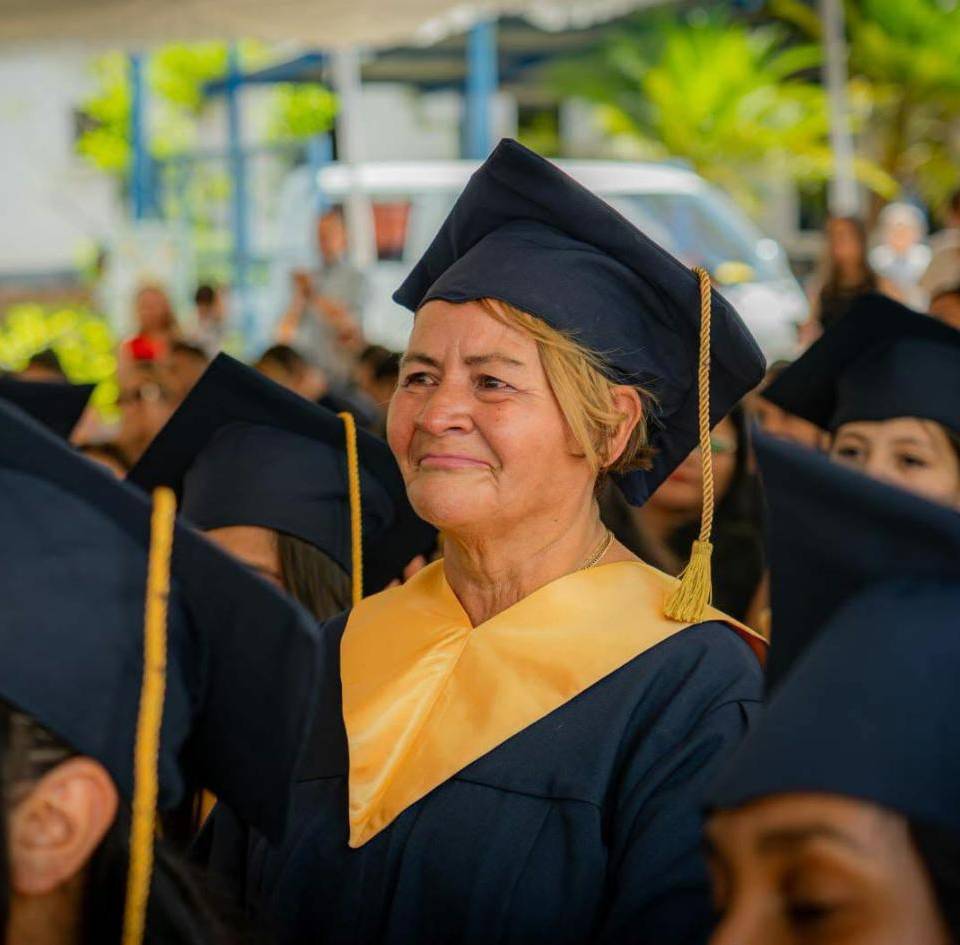 No hay edad para volver a las aulas. Con orgullo, las graduadas recibieron su título de bachiller tras años de esfuerzo y dedicación