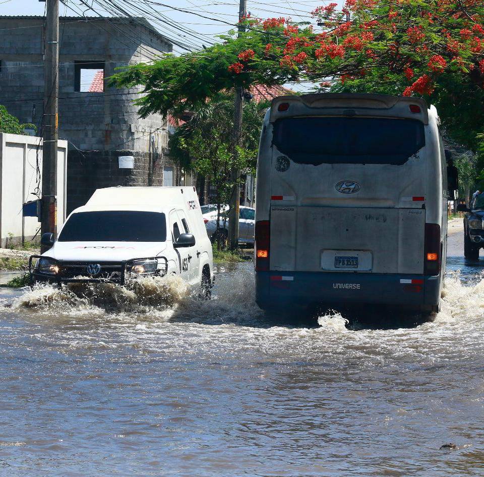 De acuerdo con los vecinos, las precipitaciones provocan la acumulación de grandes cantidades de agua, impidiendo el paso de vehículos y peatones.