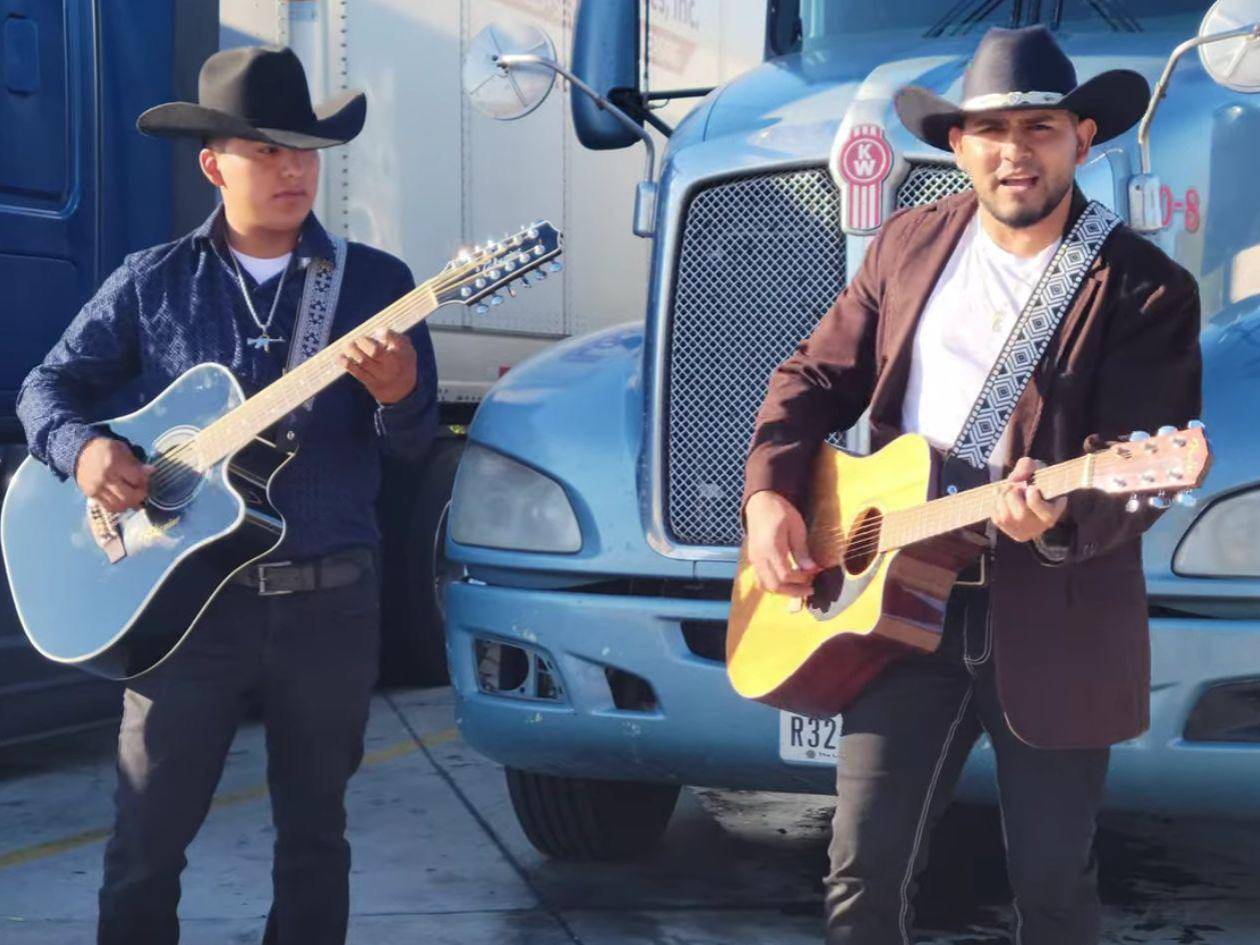 El artista hondureño Elías López dedicó el corrido a Elías Valladares. También su video oficial está disponible en Youtube.