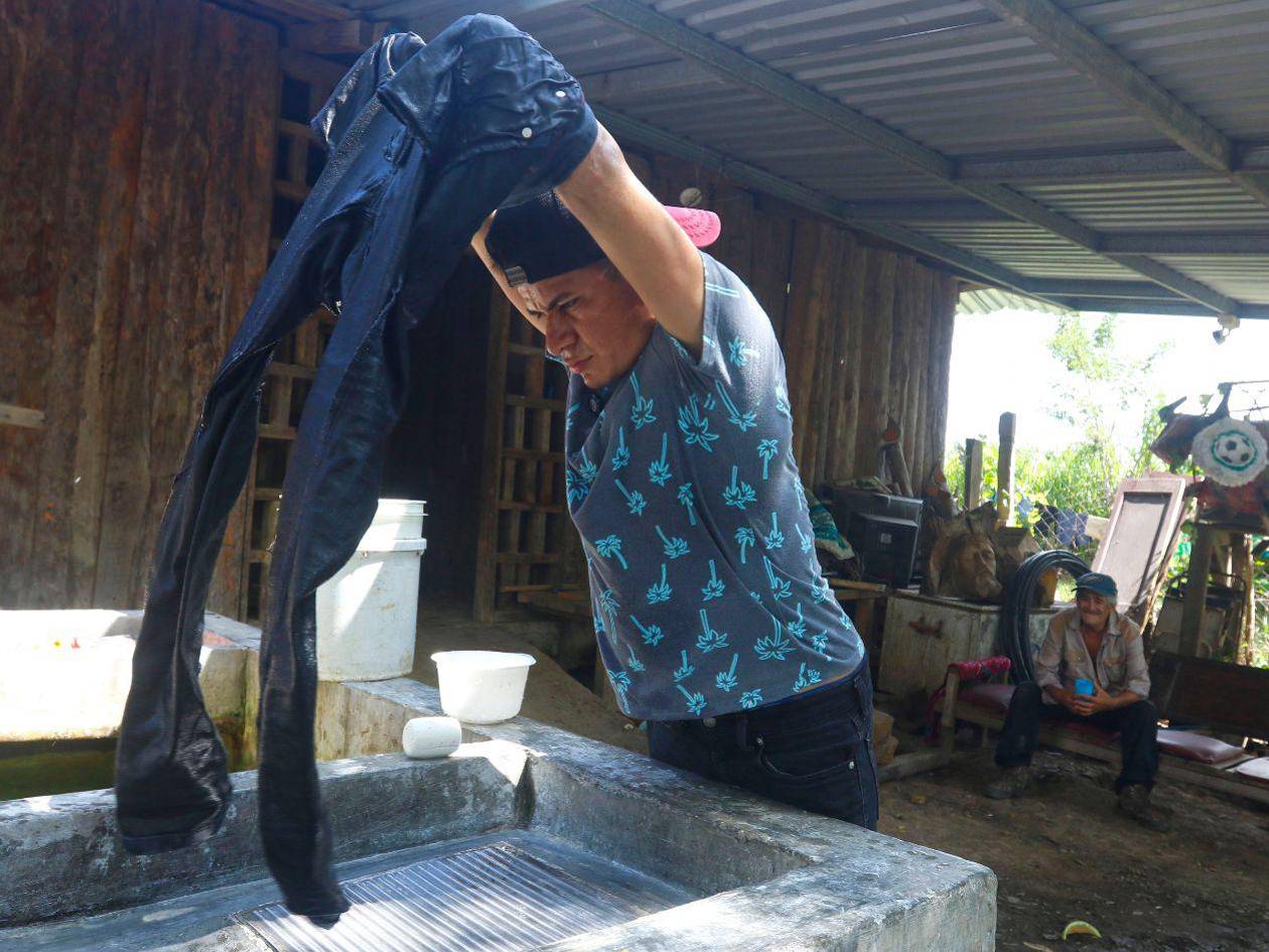 Imagine por un momento cómo sería lavar un pantalón sin sus manos. Pues Santos lo hace, y fue el tiempo el le enseño a usar sus brazos como sus nuevas herramientas para sobrevivir y hacer todo lo cotidiano sin mayores dificultades.