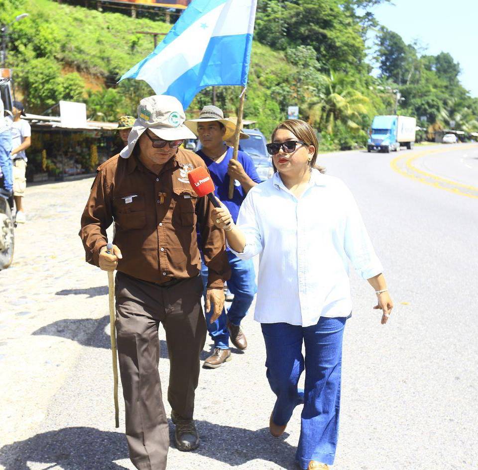 La periodista Jessica Figueroa entrevistó ayer al padre en su ascenso hacia el Lago de Yojoa.