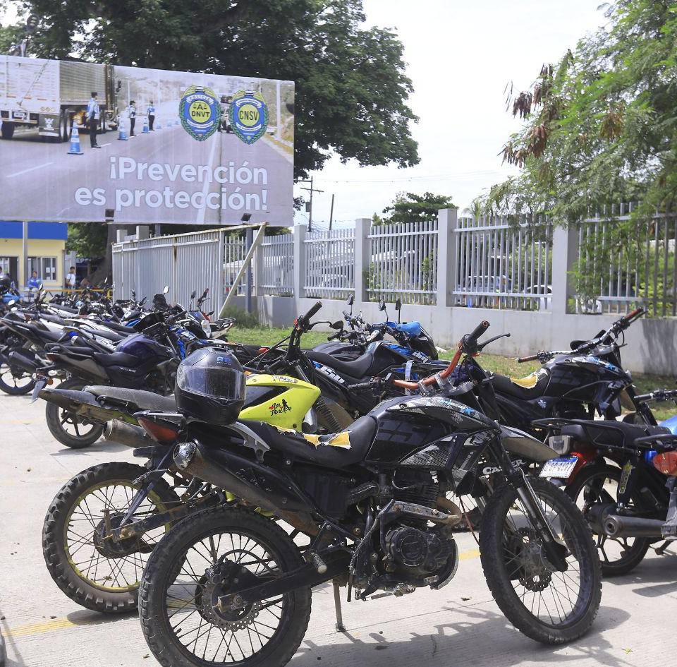 Motocicletas decomisadas propietarios no portaba su licencia de conducir.