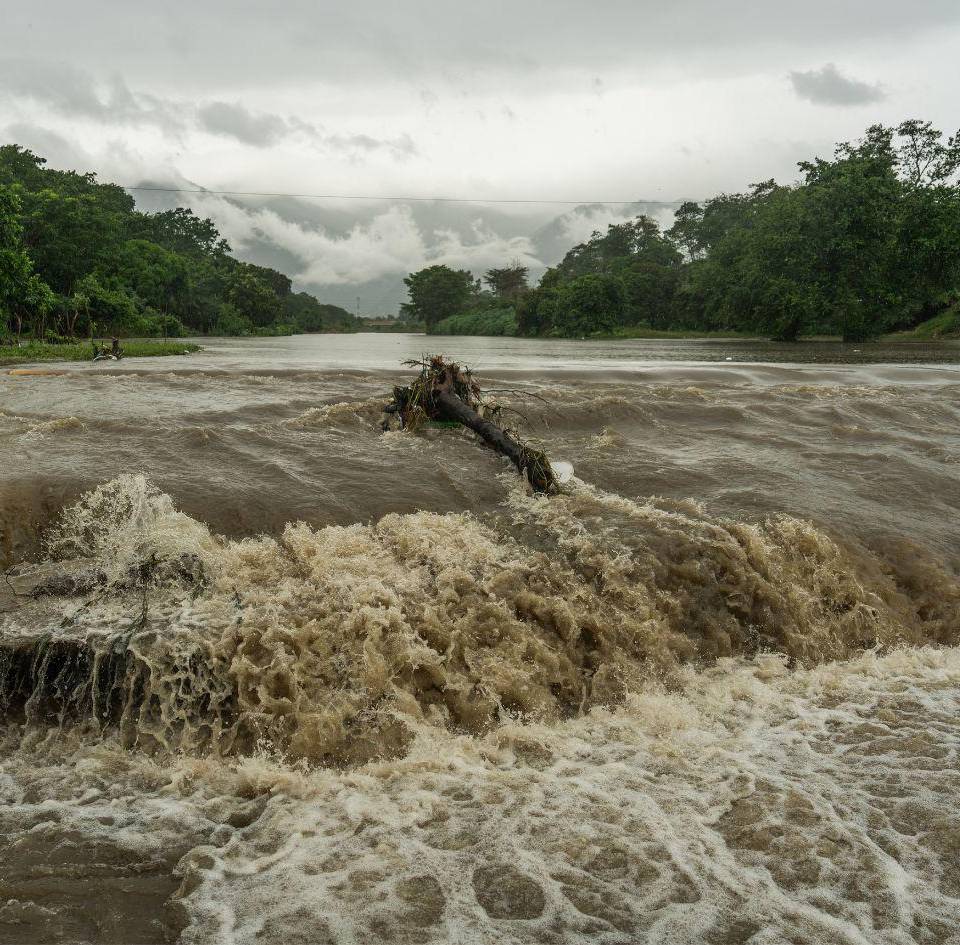 Copeco recomienda a la población evitar cruzar ríos, quebradas y vados crecidos durante los episodios de lluvia.