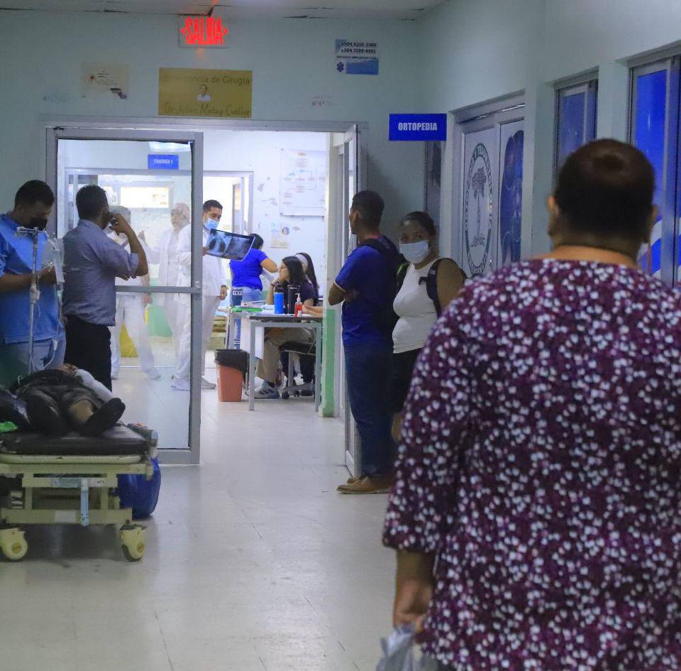 “Que pregunte”, recomienda el médico al nuevo presidente de Honduras, Nasry Asfura que declaró emergencia en salud y se puso a la cabeza de esa cartera ministerial. En la foto, uno de los pasillos del Mario Rivas.