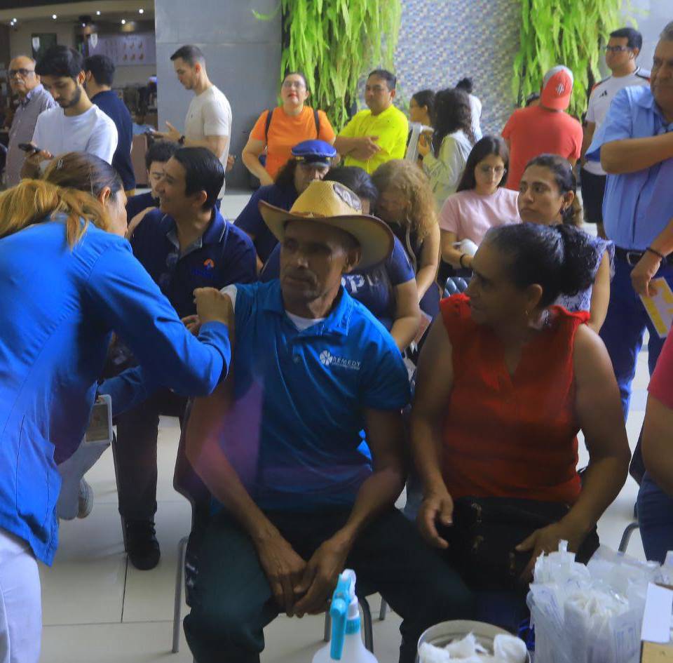 La jornada de vacunación continúa en los diferentes centros de atencion de la San Pedro Sula y el resto del país.