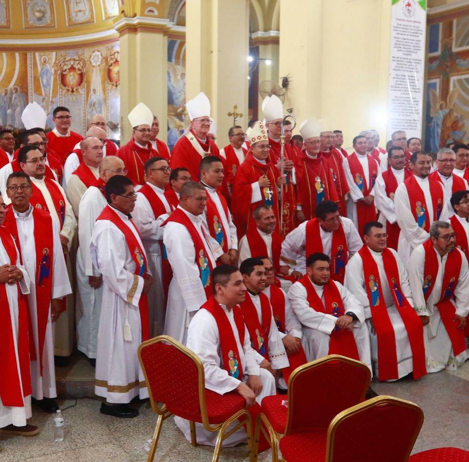 La ceremonia religiosa congregó a autoridades eclesiásticas, representantes de distintos sectores de la sociedad, autoridades locales y cientos de feligreses que participaron con devoción en la celebración