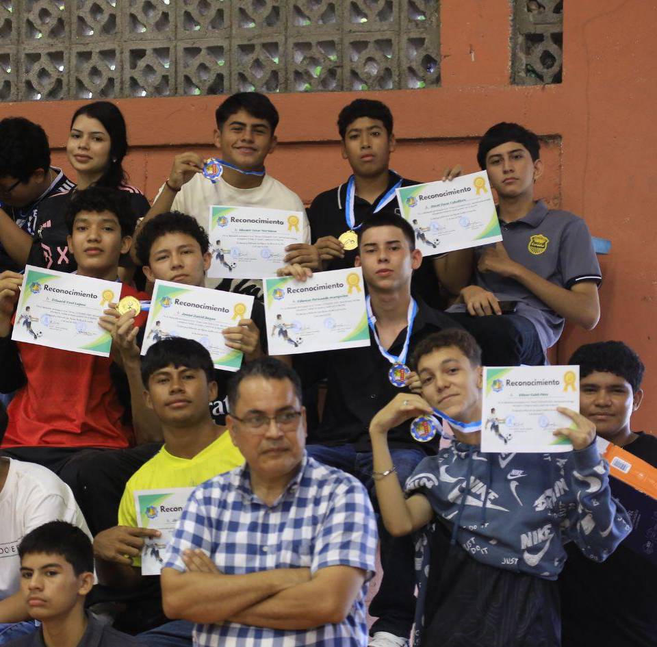 Reconocimiento y medalla al equipo de fútbol del Colegio Primero de Mayo.
