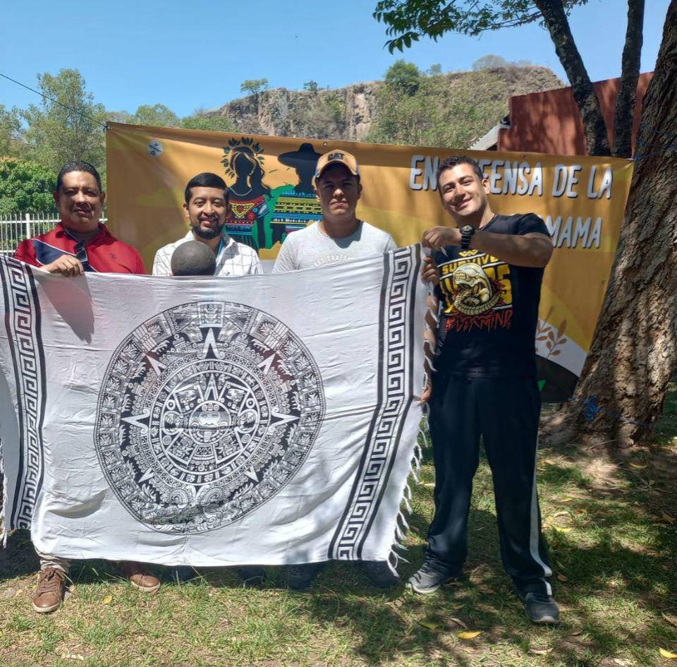 Uno de los equipos participantes. El Popol Vuh cuenta que los gemelos Hunahpú e Ixbalanqué heredaron el juego de su padre y su tío, quienes también habían sido grandes jugadores de pelota. Esta herencia simboliza la transmisión de saberes y tradiciones