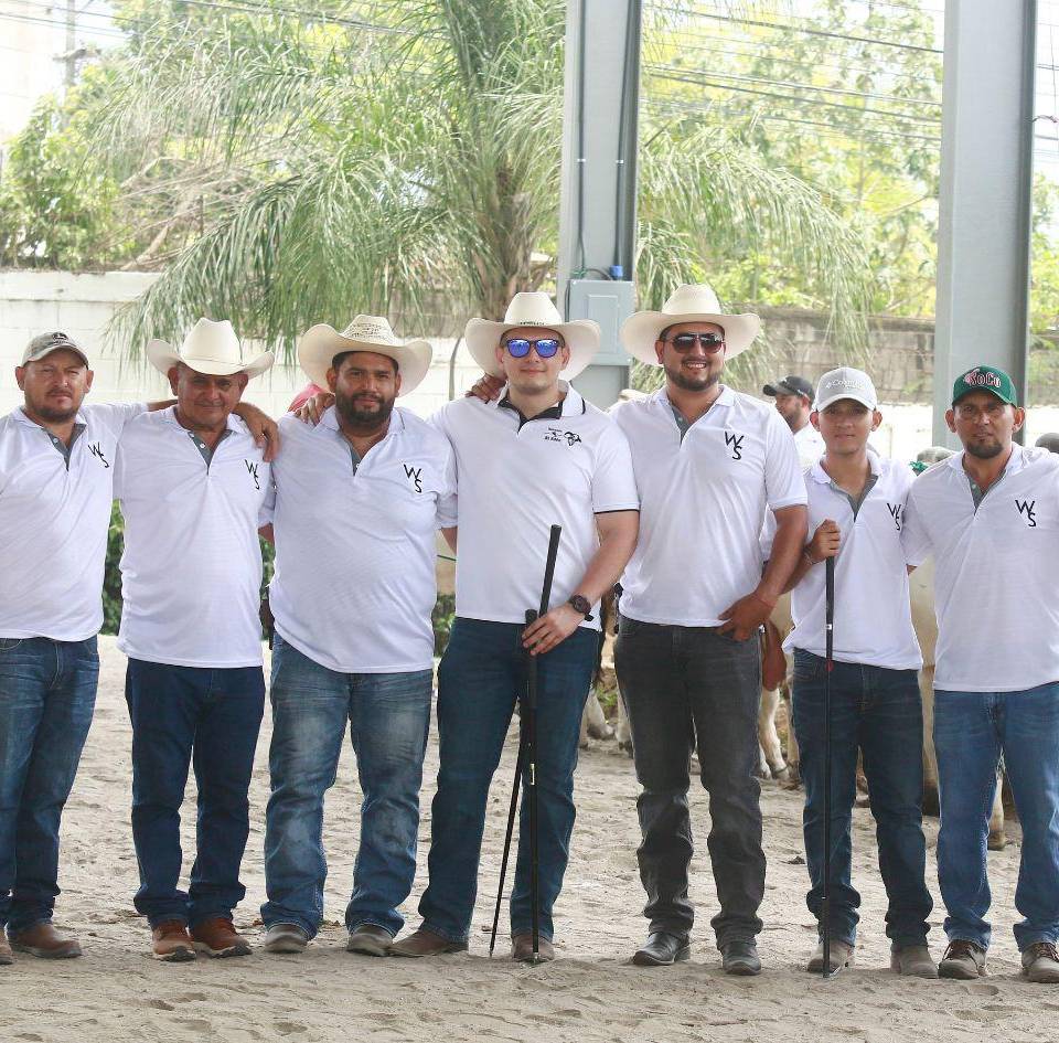 Integrantes de la Hacienda El Edén, de Santa Bárbara, participaron en el juzgamiento de la raza Brahman durante la Expo AGAS, presentando ejemplares que reflejan el trabajo de mejoramiento genético desarrollado en su ganadería.