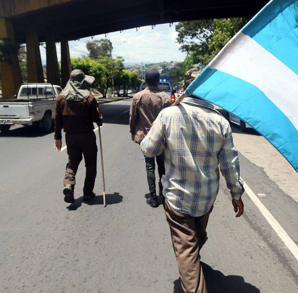 Cálculos del equipo de cinco jóvenes que acompañaban al padre indican que su avance, por lo general fue de dos kilómetros por hora.